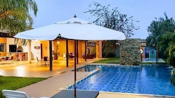 Piscina externa, espreguiçadeiras