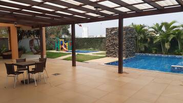 Piscine extérieure, chaises longues
