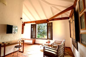 Deluxe Suite (Azul) | In-room safe, soundproofing, free WiFi, bed sheets
