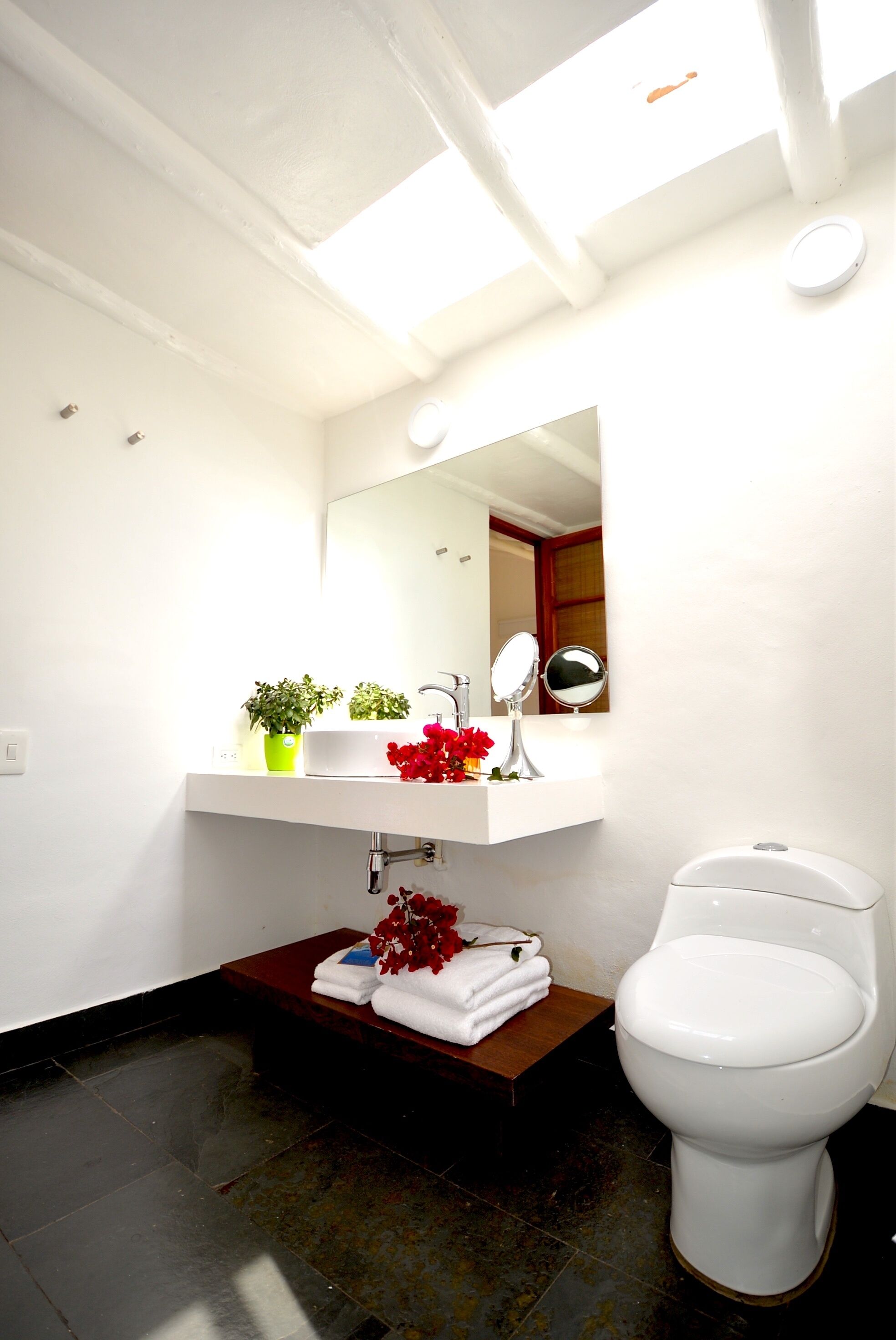 comfort suite (chicala) | bathroom | shower, free toiletries, towels