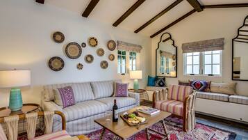 Romantische studio suite | Woonkamer | Een 40-inch flatscreentelevisie met kabelzenders en een televisie