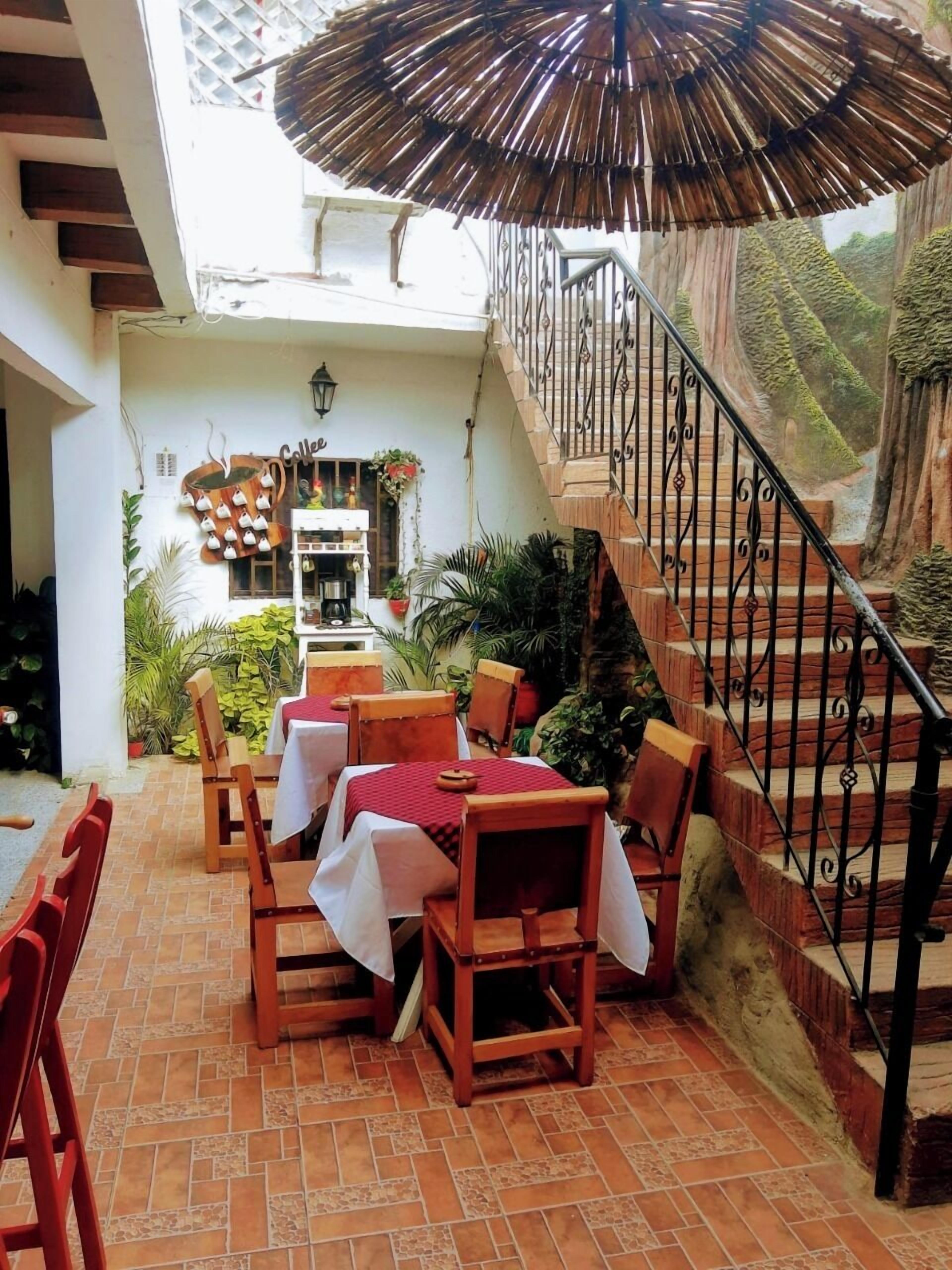 Hochwertige Bettwaren, Schreibtisch, laptopgeeigneter Arbeitsplatz