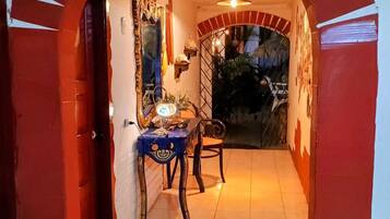 Een 22-inch flatscreentelevisie met kabelzenders en een televisie