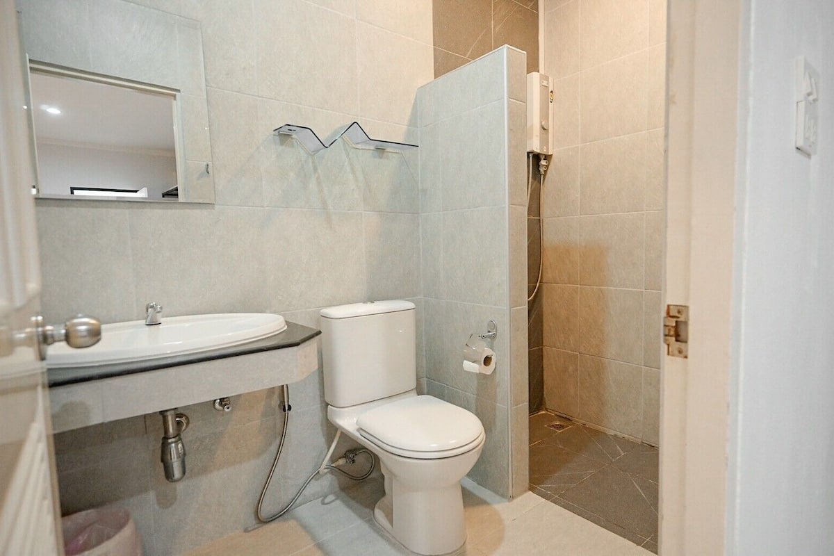 shower, free toiletries, hair dryer, slippers