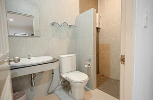 Ducha, artículos de tocador gratuitos, secador de pelo, pantuflas