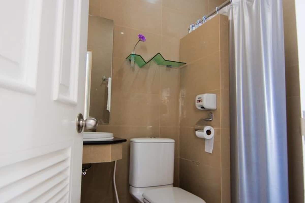 standard twin 4th flr | bathroom | shower, free toiletries, hair dryer, slippers