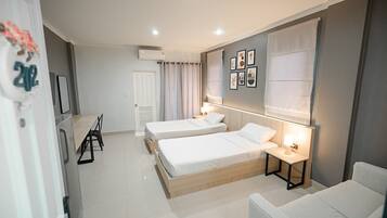 Deluxe Corner Room | Desk, free WiFi