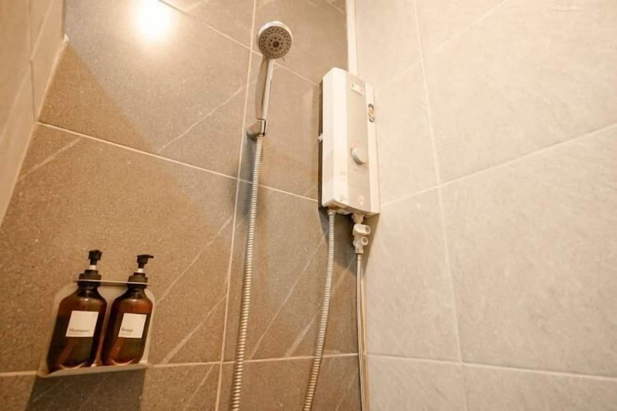 Regadera, amenidades de baño gratuitas, secadora de cabello, pantuflas