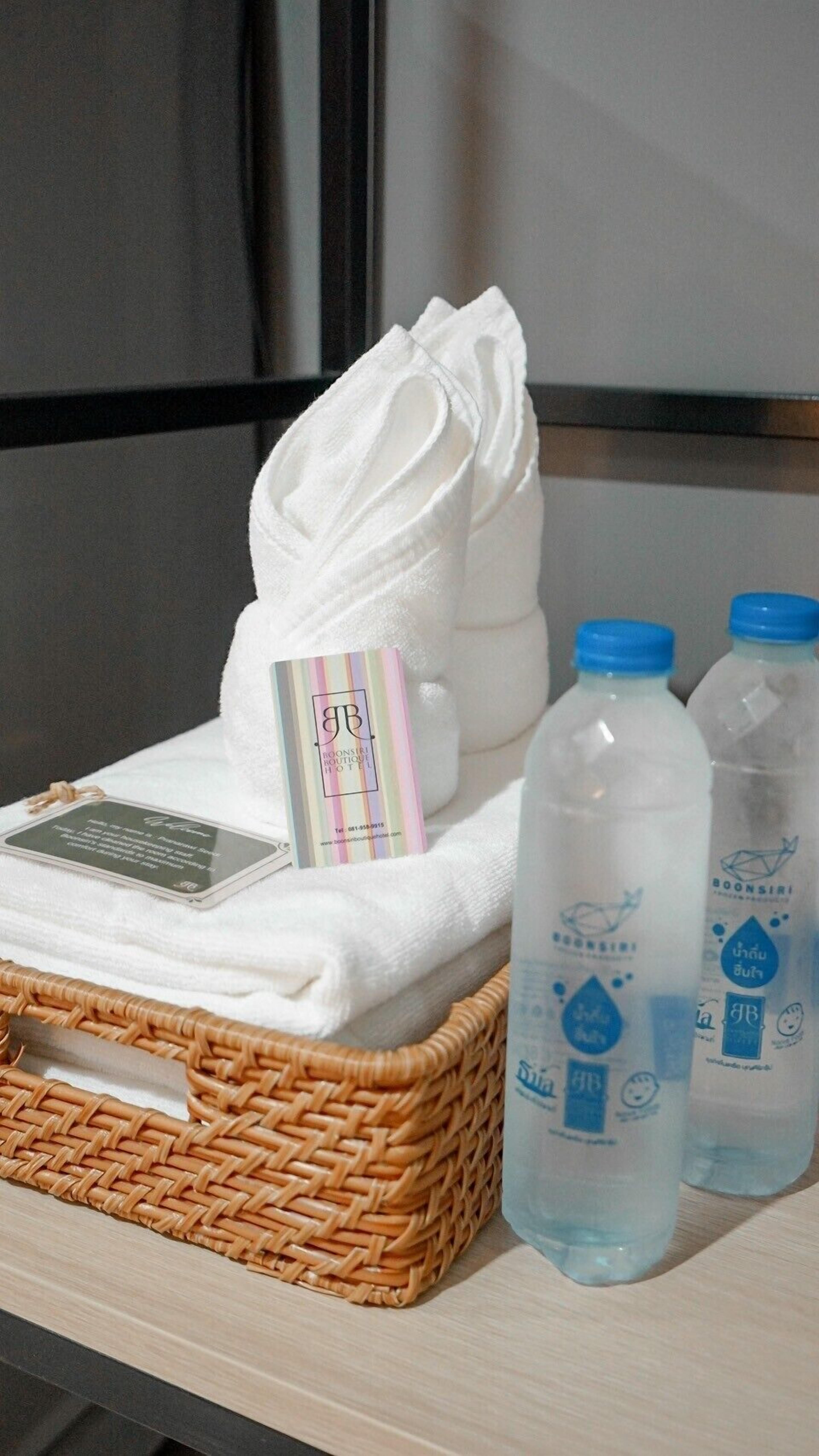 办公桌、免费 WiFi