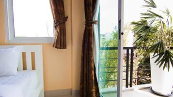 Standard Double 3rd Flr | Desk, free WiFi