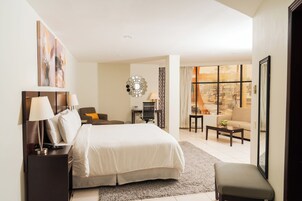 Escritorio, tabla de planchar con plancha y wifi gratis 