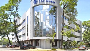 Un moderno edificio de hotel con un letrero destacado que dice "HOTEL Los Andes".