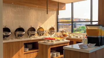 Esmorzar diari d'estil bufet gratuït