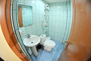 Shower, free toiletries, towels - Honey Hunt House (Cebu City)