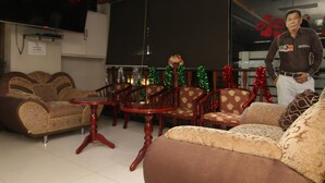 A furnished living room with sofas, a coffee table, and chairs. - Honey Hunt House (Cebu City)