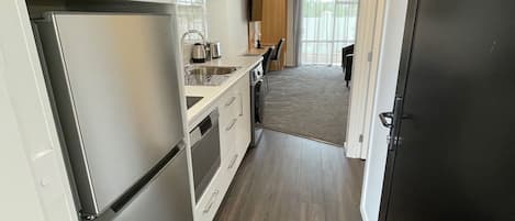 Apartamento premium, 1 quarto | Cozinha privada | Geladeira, micro-ondas, cafeteira/chaleira, chaleira elétrica