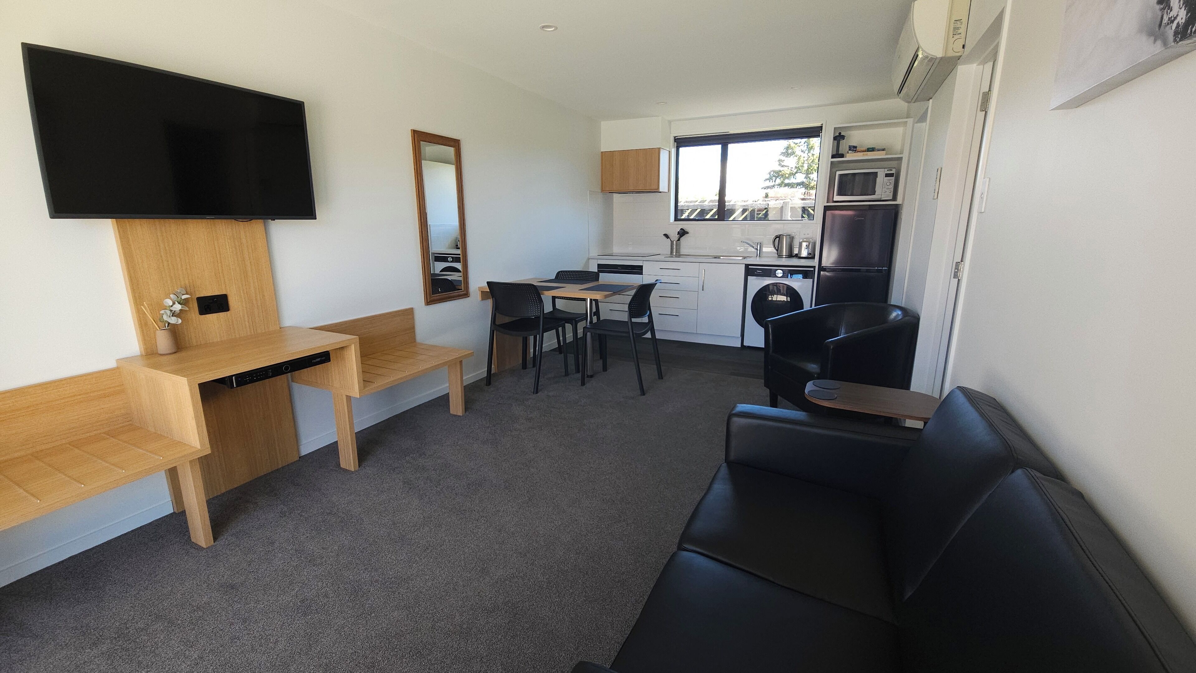 1 Bedroom Unit | 5 bedrooms, bed sheets, wheelchair access