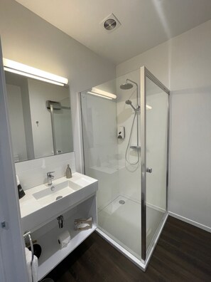 Estudio Premium (Apartment) | Baño | Regadera, secadora de cabello, toallas 