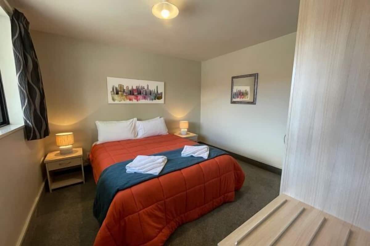 5 bedrooms, bed sheets, wheelchair access