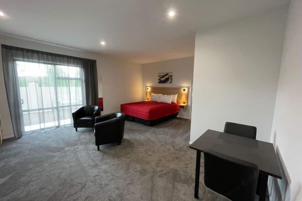 5 bedrooms, bed sheets, wheelchair access