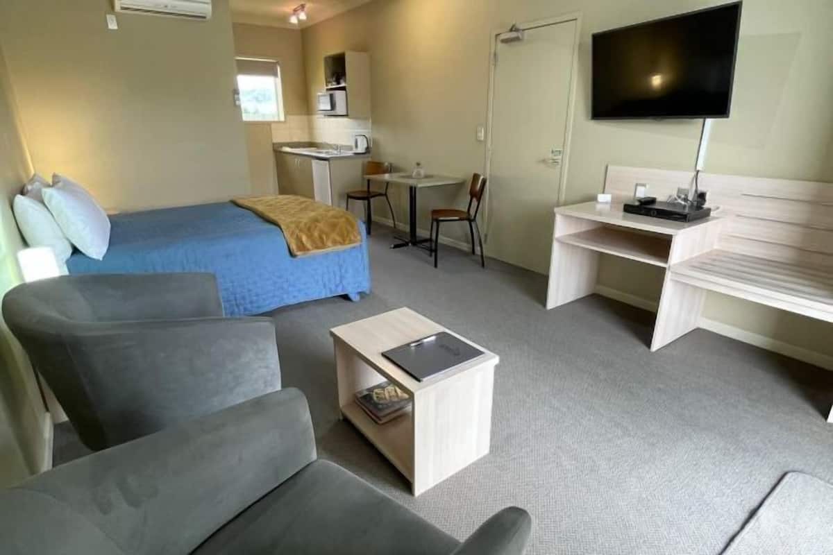 5 bedrooms, bed sheets, wheelchair access