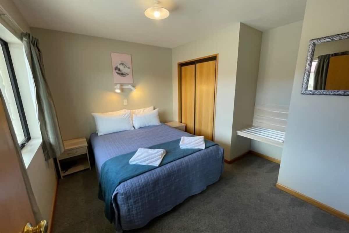 5 bedrooms, bed sheets, wheelchair access