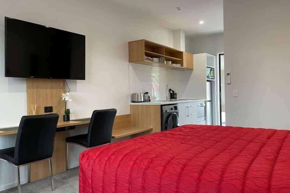 5 bedrooms, bed sheets, wheelchair access