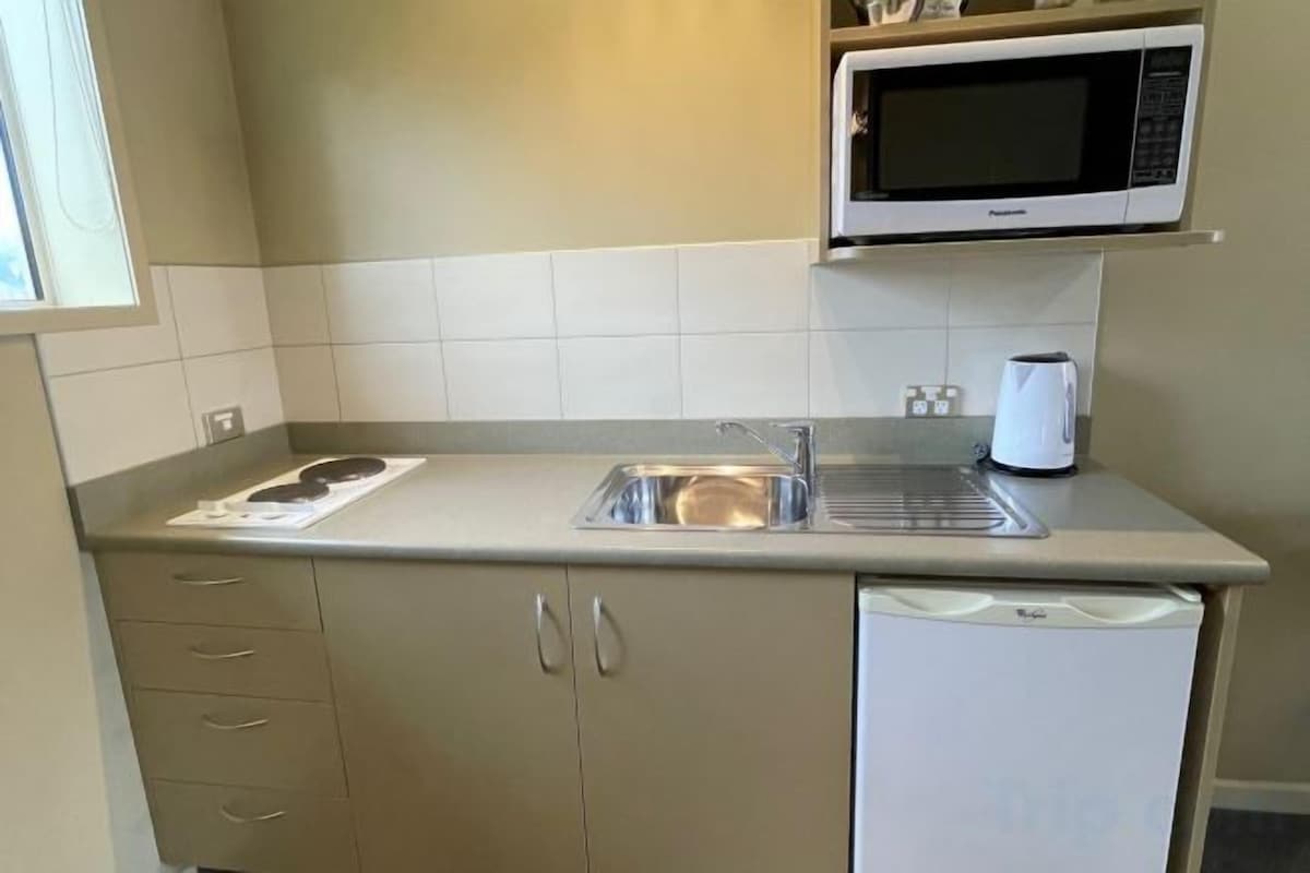 Private kitchen | Coffee/tea maker, fridge, microwave, electric kettle