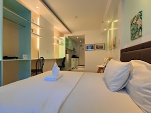 Executive Studio Suite | Premium bedding, down comforters, desk, laptop workspace
