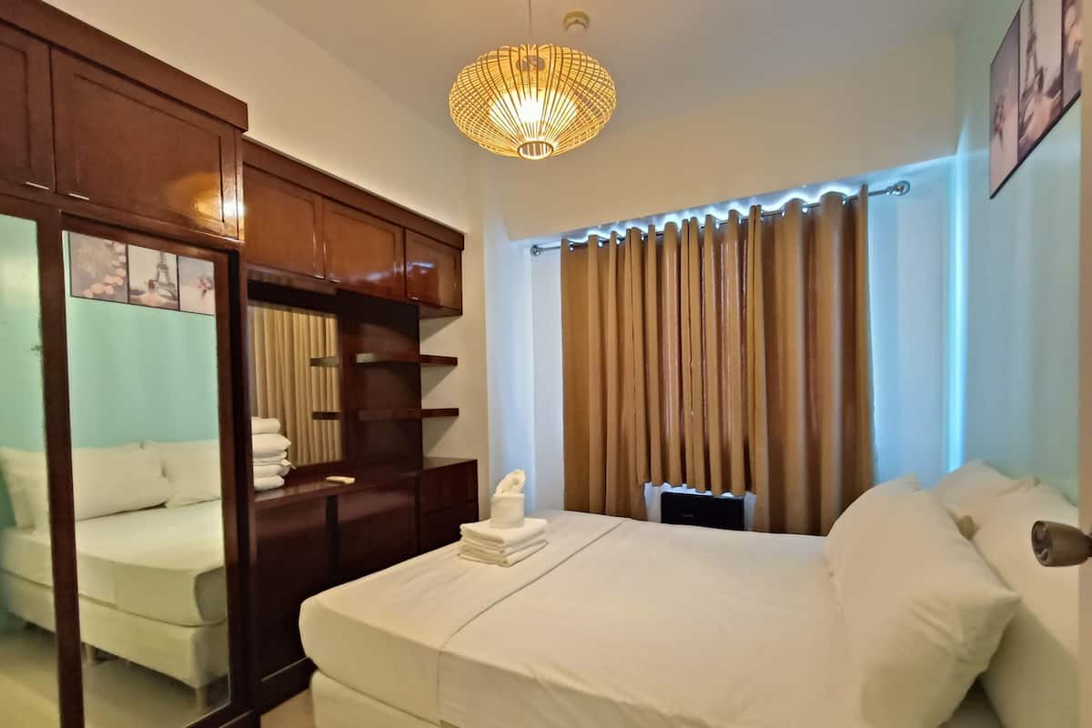 2 bedrooms, premium bedding, down duvets, desk