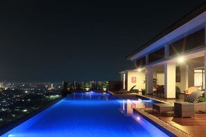 Outdoor pool - Wimarion Hotel Semarang (Semarang)