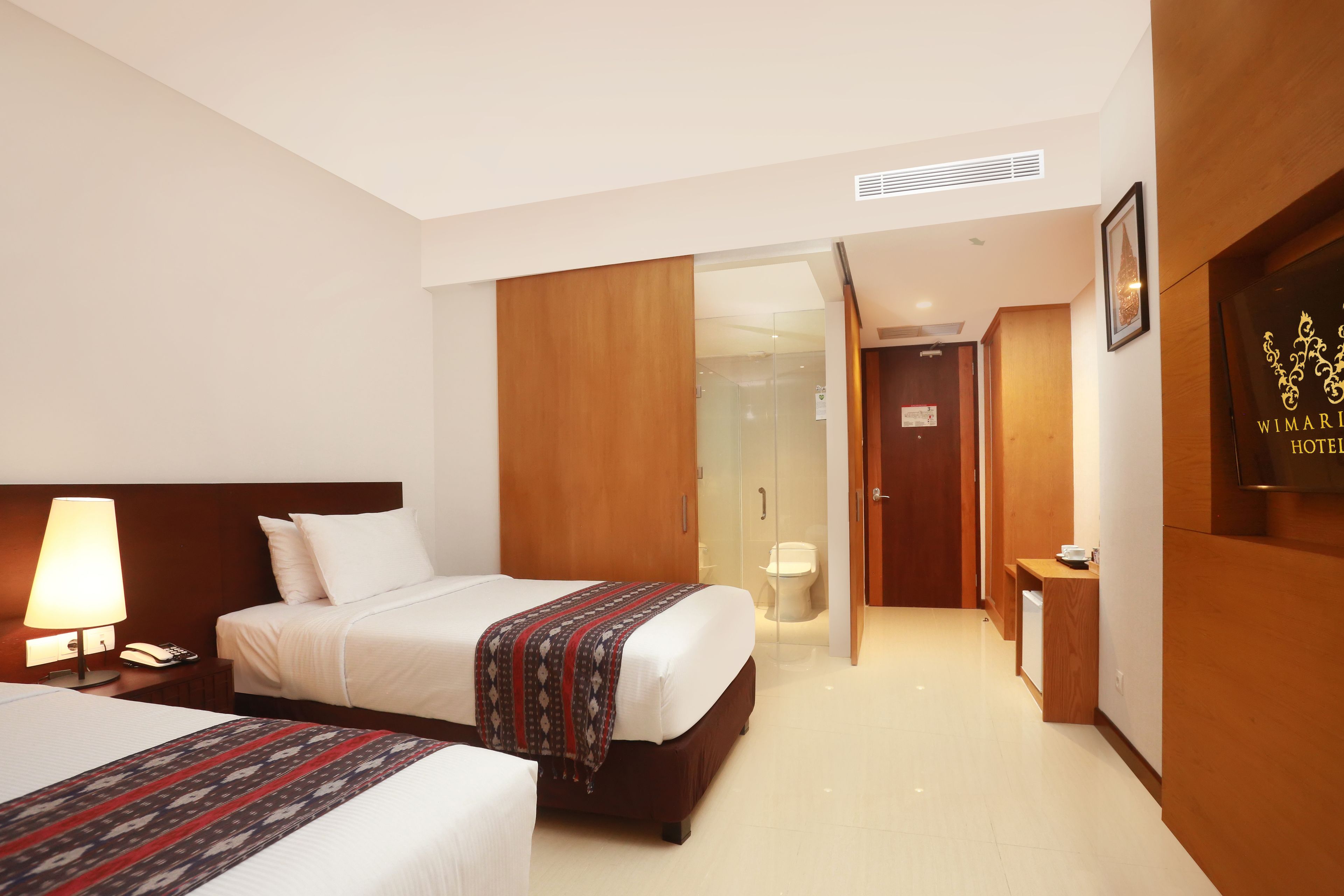 deluxe double or twin room | minibar, in-room safe, desk, soundproofing