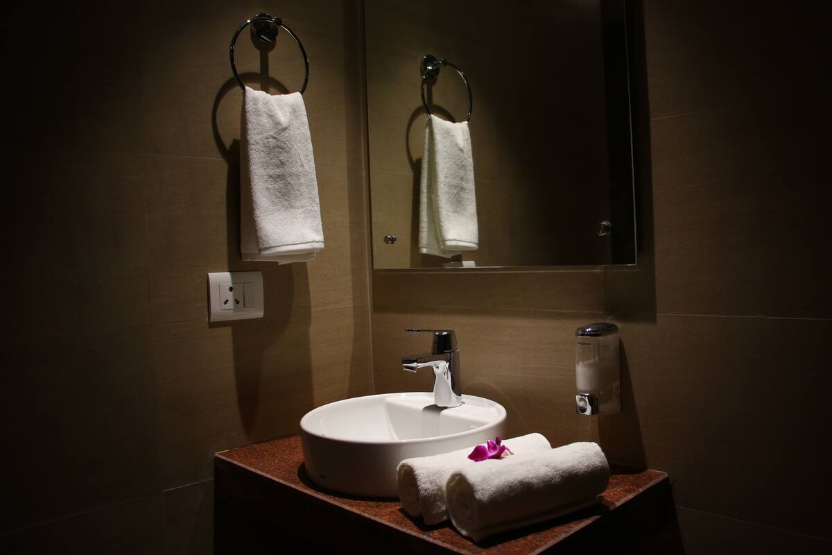 shower, free toiletries, towels