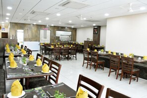 Restaurant - 7Apple Hotels Aurangabad (Chhatrapati Sambhajinagar)