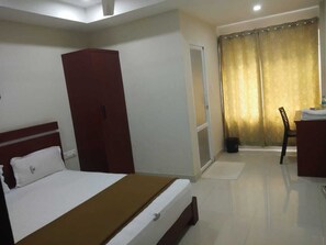 Basic Room, 1 Queen Bed, Non Smoking | In-room safe, desk, soundproofing, rollaway beds
