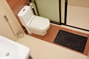 A bathroom with a toilet, a shower, and a bathtub. - Colombo Mount Beach Hostel (Mount Lavinia)