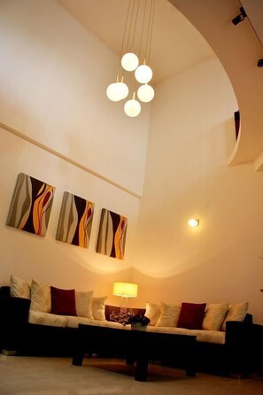 Lobby sitting area - Colombo Mount Beach Hostel (Mount Lavinia)