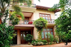Front of property - Colombo Mount Beach Hostel (Mount Lavinia)