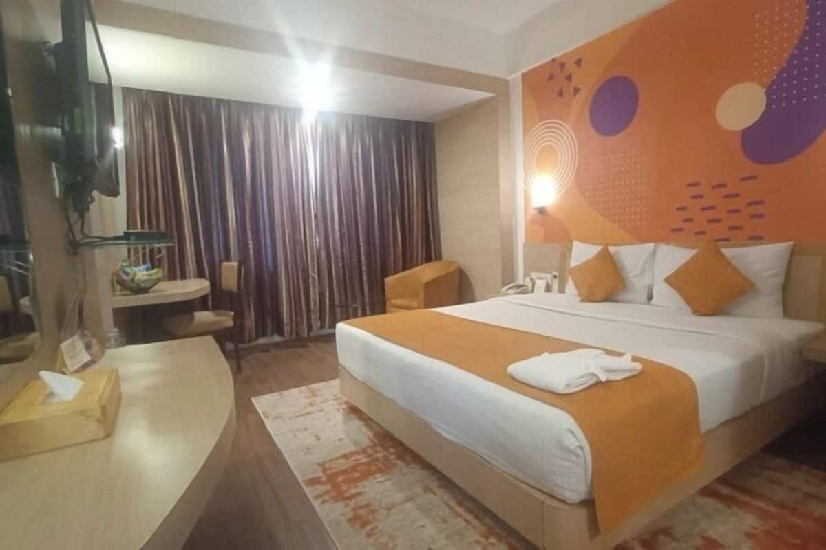 Ropa de cama de alta calidad y caja de seguridad en la habitación