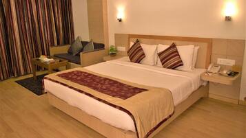 Premier-rum | Sängtillbehör av högsta kvalitet och värdeförvaringsskåp på rummet