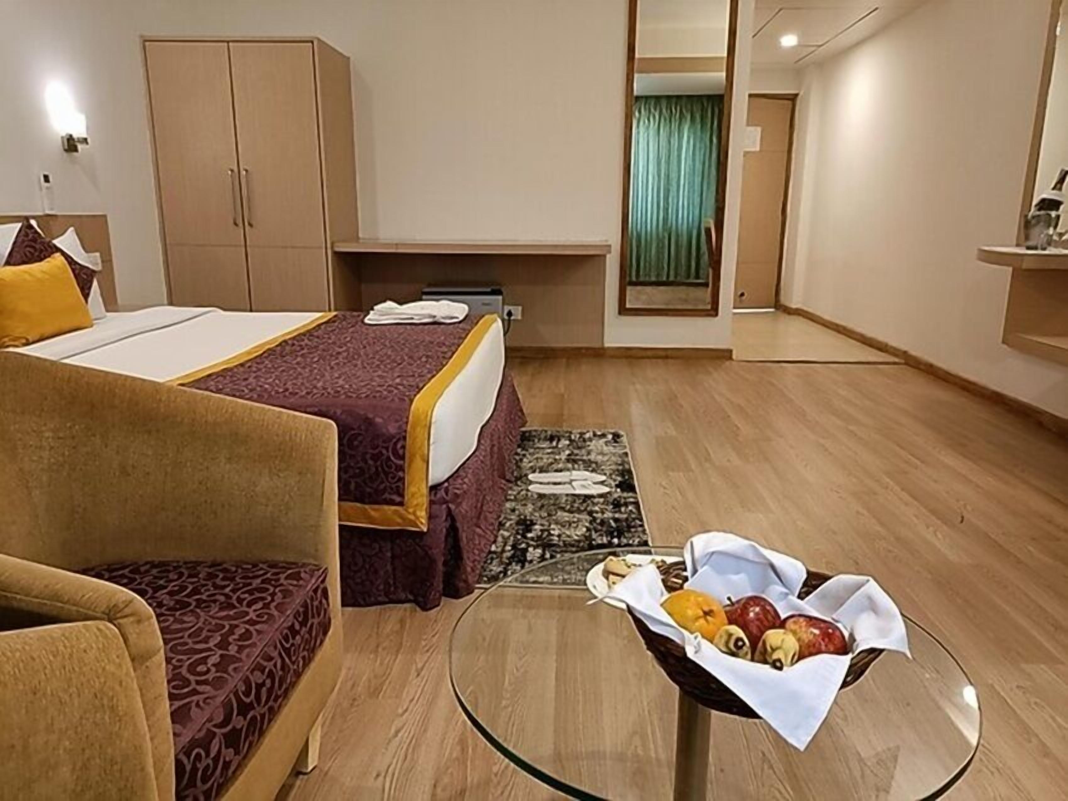 Luxe beddengoed, een kluis op de kamer, een bureau, een laptopwerkplek