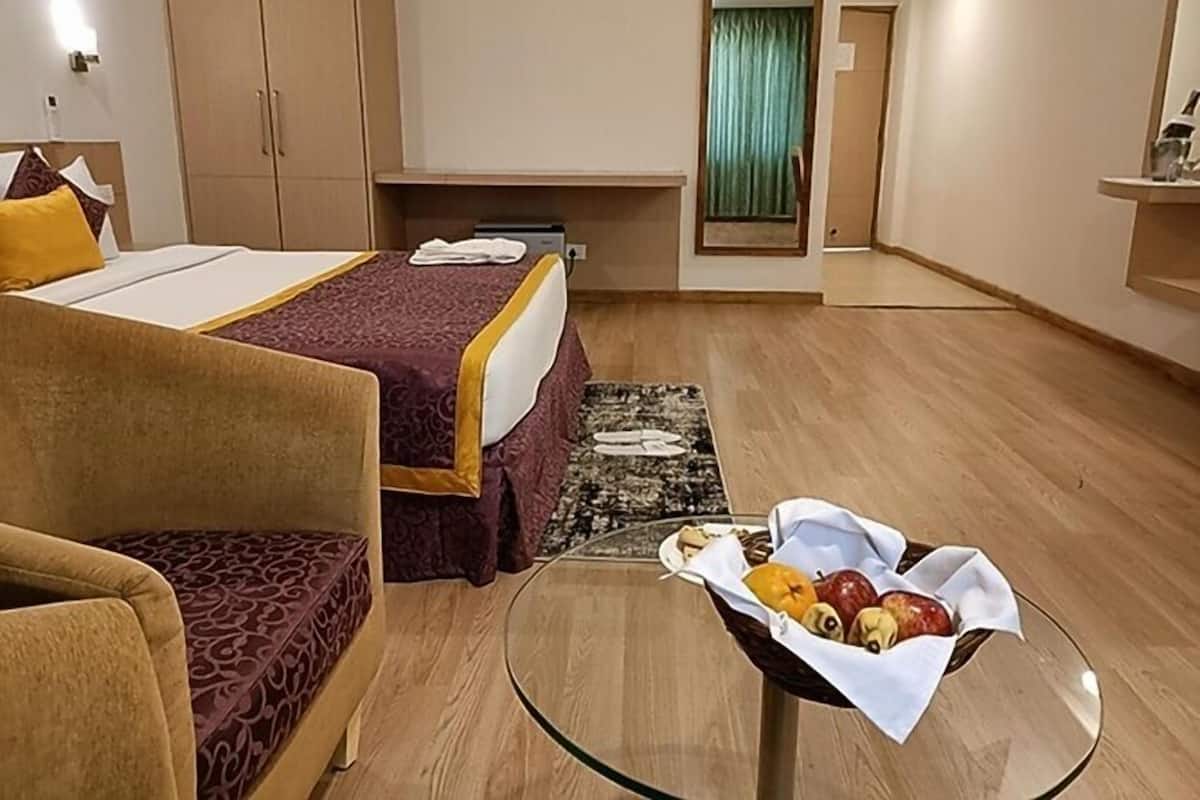 Ropa de cama de alta calidad y caja de seguridad en la habitación 