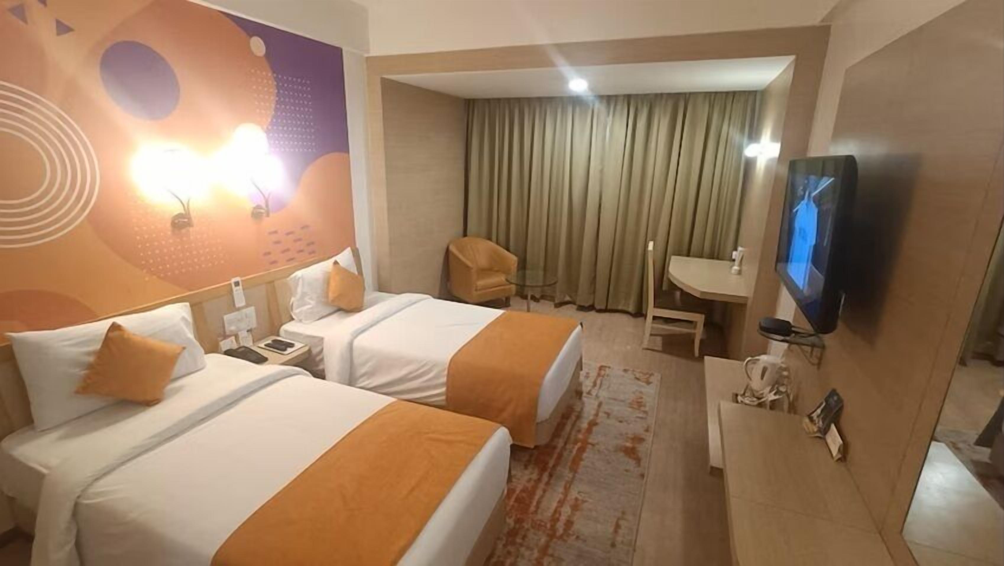 Luxe beddengoed, een kluis op de kamer, een bureau, een laptopwerkplek