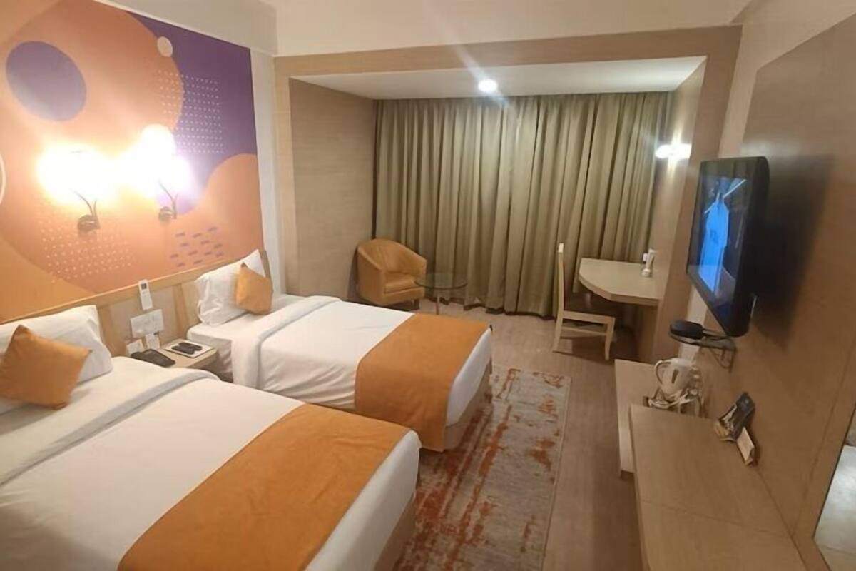 Ropa de cama de alta calidad y caja de seguridad en la habitación 