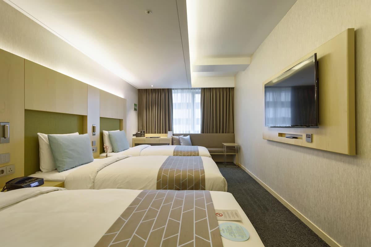 Triple Room (with Bathtub) | Premium bedding, minibar, in-room safe, desk