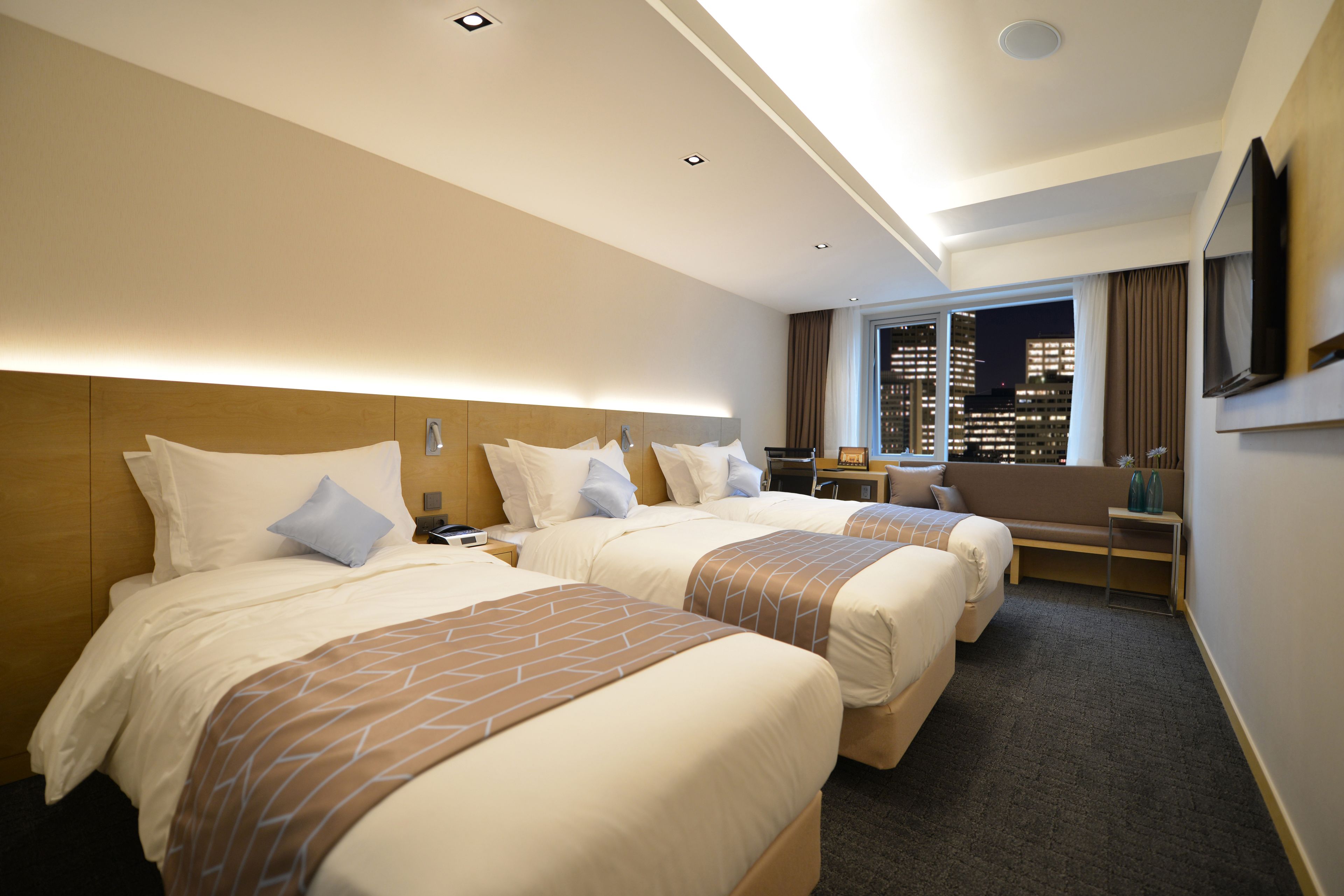 Chambre triple (with Bathtub) | Literie de qualité, minibar, coffre-fort, bureau