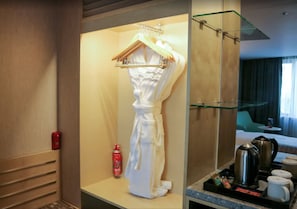Twin Room, Corner (with Bathtub) | Premium bedding, minibar, in-room safe, desk - aFIRST Hotel Myeongdong (Seoul)