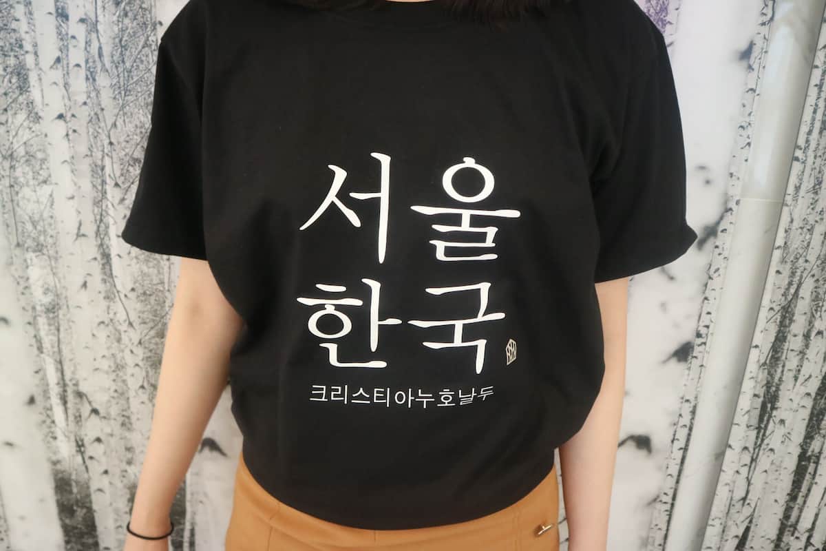 [티셔츠 패키지] 패션트윈 - 고객들에게 이름 새겨주는 티셔츠 패키지 | 고급 침구, 미니바, 객실 내 금고, 책상