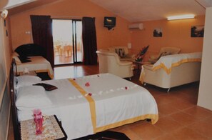 Ylelliset vuodevaatteet, työpöytä, silitysrauta/-lauta, vauvansängyt