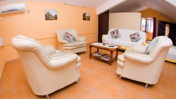 Superior Penthouse, 1 Bedroom | Living room | TV